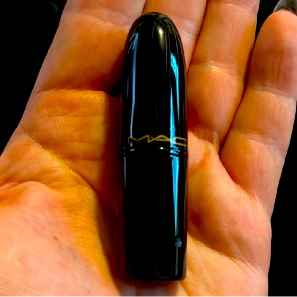 Mac Raquel Welch Razzledazzler Lipstick